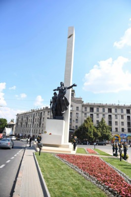 Igor Dodon a participat la ceremonia de inaugurare a Monumentului eroilor eliberatori ai capitalei, renovat