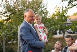 Igor Dodon a vizitat o familie cu mulți copii și un cuplu longeviv din orașu Rîșcani