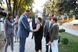 Igor Dodon a vizitat o familie cu mulți copii și un cuplu longeviv din orașu Rîșcani