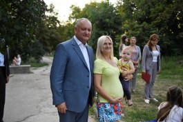 Igor Dodon a vizitat o familie cu mulți copii și un cuplu longeviv din orașu Rîșcani