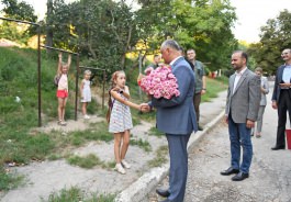 Igor Dodon a vizitat o familie cu mulți copii și un cuplu longeviv din orașu Rîșcani