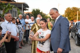 Игорь Додон навестил многодетную семью и супругов-долгожителей в городе Рышкань