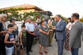 Igor Dodon a vizitat o familie cu mulți copii și un cuplu longeviv din orașu Rîșcani