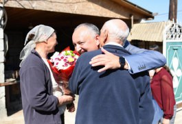 Igor Dodon a vizitat o familie cu mulți copii și trei familii longevive din raionul Hîncești