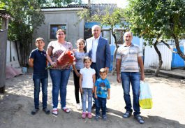 Igor Dodon a vizitat o familie cu mulți copii și trei familii longevive din raionul Hîncești