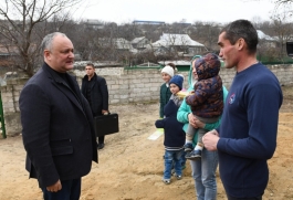 Președintele Republicii Moldova a înmînat cheile de la o casă familiei Mancaș din satul Drăgușenii Noi