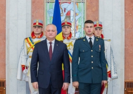 Igor Dodon a conferit înalte distincții de stat și Diploma de Onoare unui grup de militari