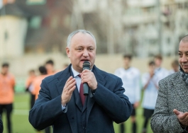 Igor Dodon a înmînat Cupa Președintelui învingătorilor turneului de fotbal între liceeni