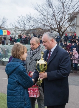 Igor Dodon a înmînat Cupa Președintelui învingătorilor turneului de fotbal între liceeni