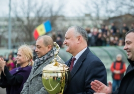 Igor Dodon a înmînat Cupa Președintelui învingătorilor turneului de fotbal între liceeni