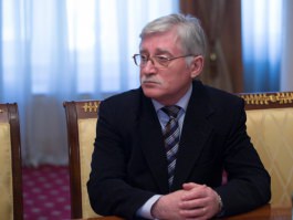 Moldovan president appoints five magistrates