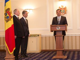 Președintele Nicolae Timofti l-a prezentat pe noul ministru al Apărării, Valeriu Troenco, în fața ofițerilor și angajaților instituției