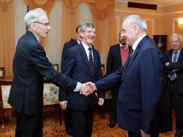 President meets group of friendship with Moldova at French National Assembly