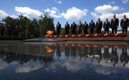 Igor Dodon laid flowers at Tomb of Unknown Soldier in Alexander Garden, Moscow