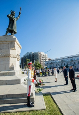 Conducerea de vârf a țării a depus flori la monumentul lui Ștefan cel Mare și Sfînt