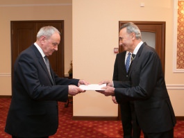 Moldovan president receives accreditation letters of five ambassadors