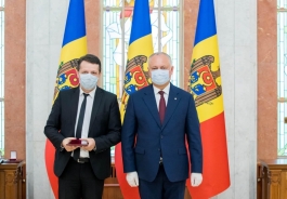 Igor Dodon a conferit înalte distincții de stat unui grup de cetățeni ai Republicii Moldova