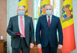 Igor Dodon a înmânat înalte distincții de stat unui grup de cetățeni