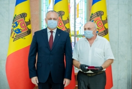 Igor Dodon a înmânat înalte distincții de stat unui grup de cetățeni