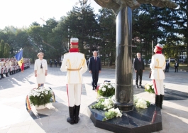 Conducerea de vârf a ţării a depus flori la monumentul „Maica Îndurerată” de la Complexul Memorial „Eternitate”