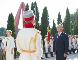 Conducerea de vârf a ţării a depus flori la monumentul „Maica Îndurerată” de la Complexul Memorial „Eternitate”