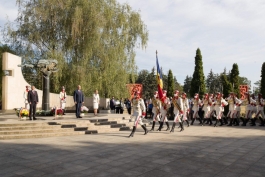 Conducerea de vârf a ţării a depus flori la monumentul „Maica Îndurerată” de la Complexul Memorial „Eternitate”