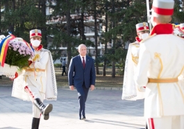 Conducerea de vârf a ţării a depus flori la monumentul „Maica Îndurerată” de la Complexul Memorial „Eternitate”