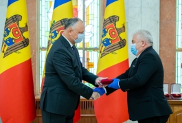 Igor Dodon a înmânat înalte distincții de stat mai multor angajați ai sistemului de sănătate