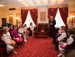 Президент Николае Тимофти принял группу учащихся и преподавателей лицеев с преподаванием на румынском языке приднестровского региона