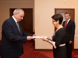 Moldovan president receives accreditation letters of two new envoys