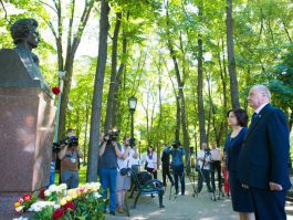 Президент Николае Тимофти возложил цветы к бюсту Михая Эминеску на Аллее классиков