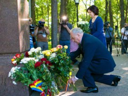 Президент Николае Тимофти возложил цветы к бюсту Михая Эминеску на Аллее классиков