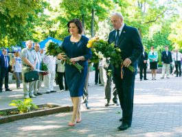 Președintele Nicolae Timofti a depus flori la bustul lui Mihai Eminescu de pe Aleea Clasicilor
