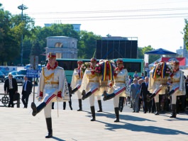 Leadership lays flowers at monument of Moldovan ruler