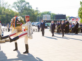 Leadership lays flowers at monument of Moldovan ruler