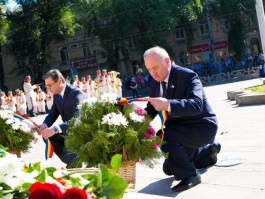 Leadership lays flowers at monument of Moldovan ruler