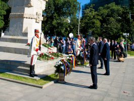 Leadership lays flowers at monument of Moldovan ruler