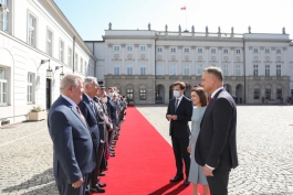 Președintele Republicii Moldova, Maia Sandu, a fost întâmpinată cu onoruri militare de către Președintele Republicii Polone, Andrzej Duda