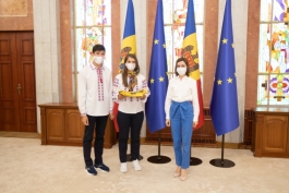 Președintele Maia Sandu a înmânat Drapelul Republicii Moldova sportivilor moldoveni care vor participa la Jocurile Olimpice de la Tokyo