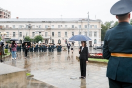 Președintele Maia Sandu a depus flori la monumentul lui Ștefan cel Mare și Sfânt