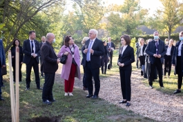 Președinții Maia Sandu și Frank-Walter Steinmeier au continuat tradiția Președinției și au plantat arbori la Grădina Botanică