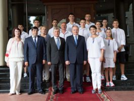 Moldovan president hands state flag to sportswoman