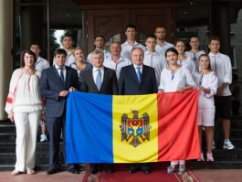 Moldovan president hands state flag to sportswoman