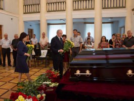 Президент Николае Тимофти  принял участие в бдении у изголовья умершего бывшего судьи Конституционного суда Георге Сусаренко