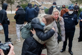 Președinta Maia Sandu a vizitat două puncte de trecere a frontierei de la nordul ţării şi a discutat cu refugiaţii care vin din Ucraina 