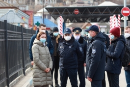 Президент Майя Санду посетила два пункта пересечения границы на севере страны и пообщалась с пребывающими из Украины беженцами 