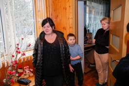 Președinta Maia Sandu a vizitat două puncte de trecere a frontierei de la nordul ţării şi a discutat cu refugiaţii care vin din Ucraina 