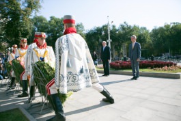 Președintele Nicolae Timofti a depus flori la monumentul domnitorului Ștefan cel Mare și Sfânt și la „Maica îndurerată”