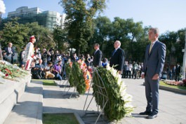 Președintele Nicolae Timofti a depus flori la monumentul domnitorului Ștefan cel Mare și Sfânt și la „Maica îndurerată”