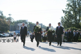 Президент Николае Тимофти возложил цветы к памятникам Штефану чел Маре и "Скорбящая мать"